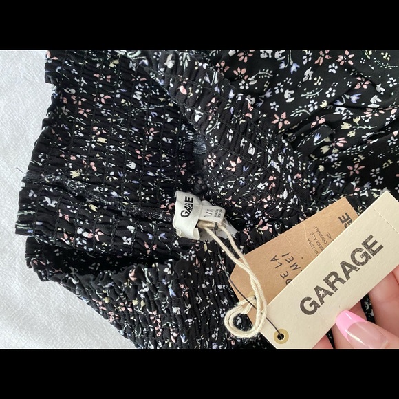 flowy floral black shorts from garage, brand new - Picture 3 of 4